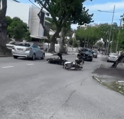 woman-fights-thief-2-71-year-old-woman-in-m-sia-repeatedly-hits-thief-after-he-snatches-her-gold-chain-1748333720.gif