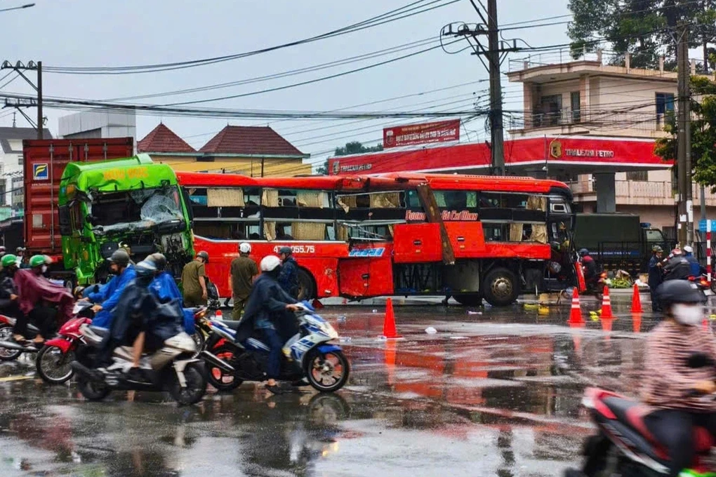 xe-khach-bi-cao-nat-sau-va-cham-voi-xe-container-it-nhat-5-nguoi-bi-thuong-edited-1748483916471-1-1748491319.webp