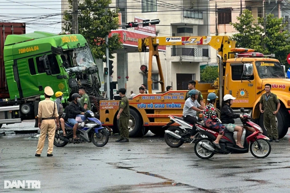 xe-khach-bi-cao-nat-sau-va-cham-voi-xe-container-it-nhat-5-nguoi-bi-thuong-edited-1748483982037-1748491319.webp