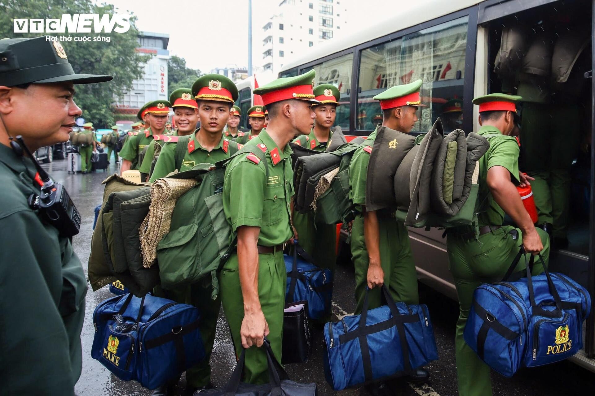 hon-500-chien-sy-hanh-quan-ra-bac-san-sang-cho-le-dieu-binh-2-9-1-of-1-11-11350315-1751535377.jpg