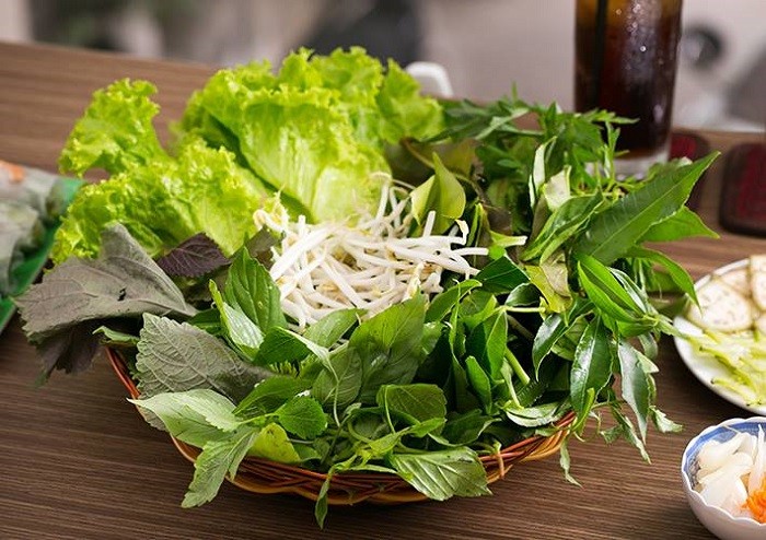 banh-trang-cuon-thit-luoc-rau-rung-2-1751873413.jpg