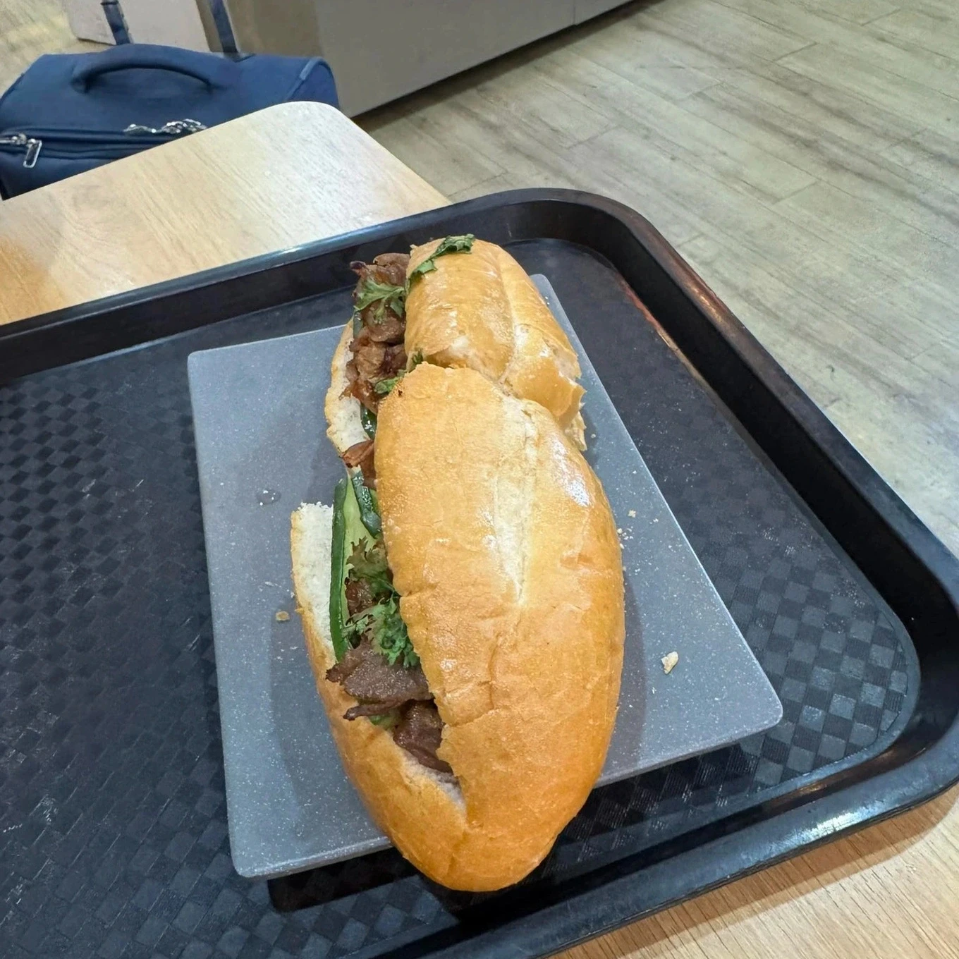 banh-mi-208000-dong-o-noi-bai-su-dung-thit-heo-nhap-khau-tu-brazil-1752593158404-1752602834.webp