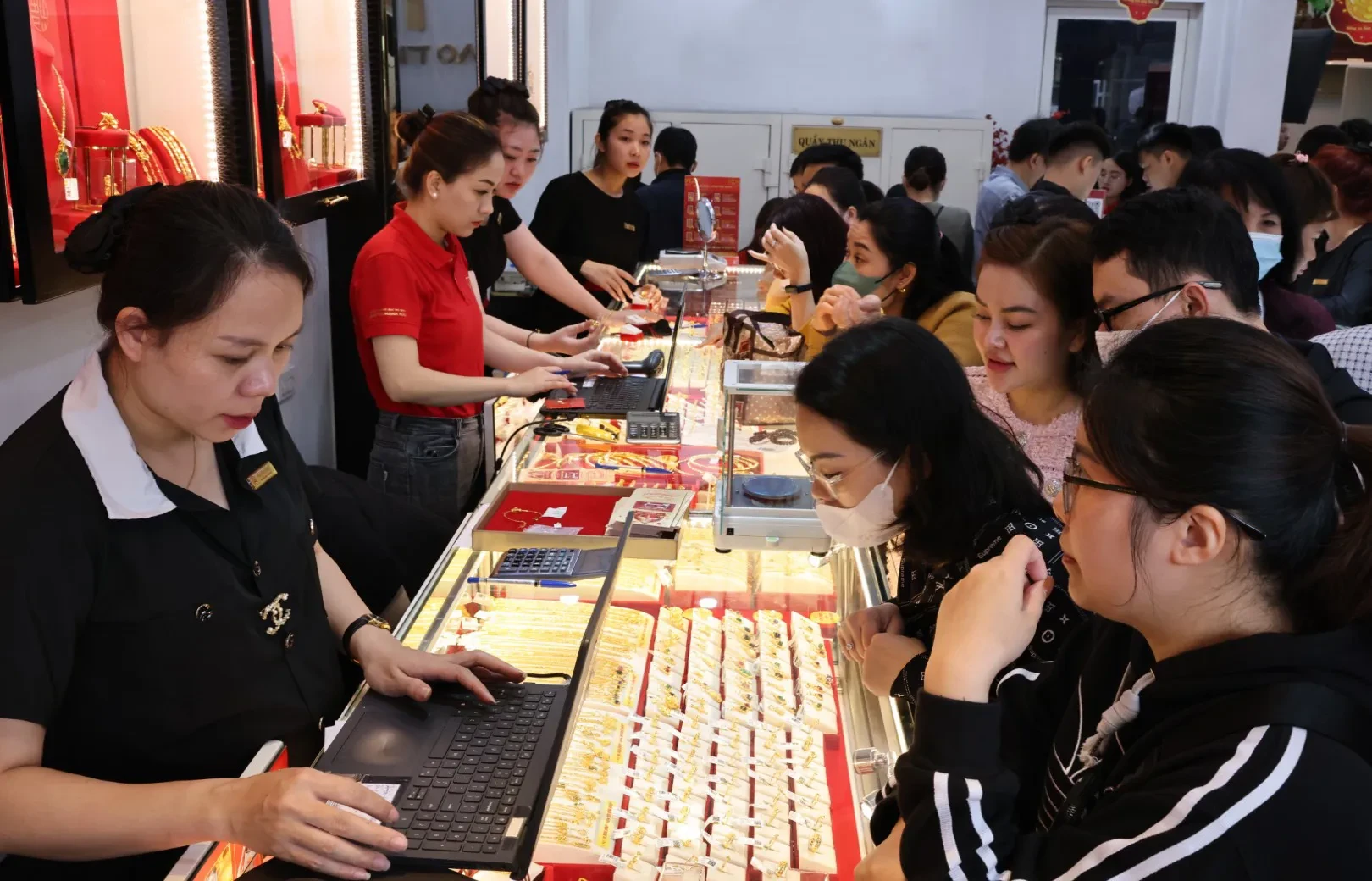 khach-hang-giao-dich-tai-mot-cua-hang-vang-tren-pho-nguyen-trai-anh-hai-linh-1756036823-1756079799.webp