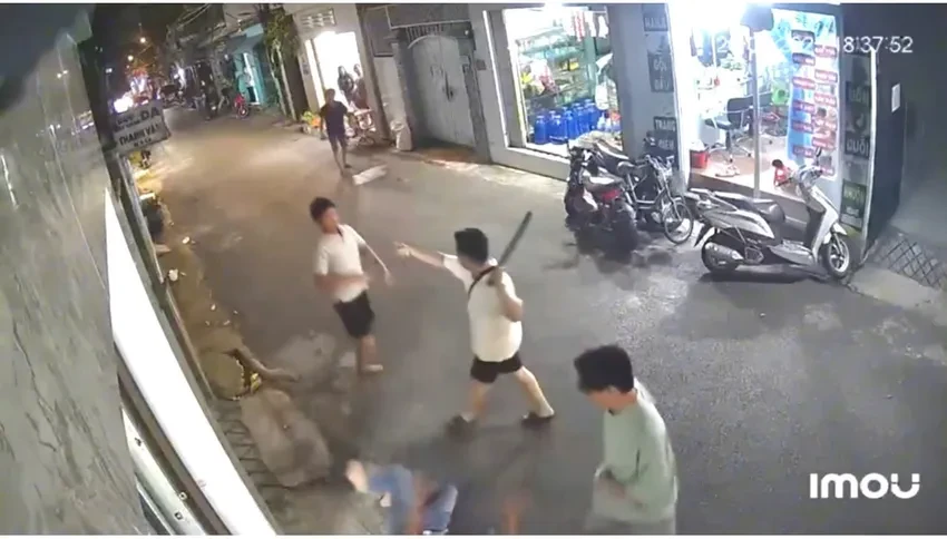 tp-hcm-hai-thanh-nien-cam-gay-truy-duoi-danh-nguoi-dan-ong-nam-guc-giua-duong-1-4416-9480jpg-1758512214.webp
