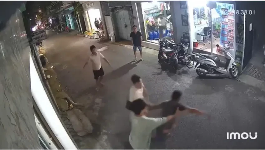 tp-hcm-hai-thanh-nien-cam-gay-truy-duoi-danh-nguoi-dan-ong-nam-guc-giua-duong-2-7298-1568jpg-1758512214.webp