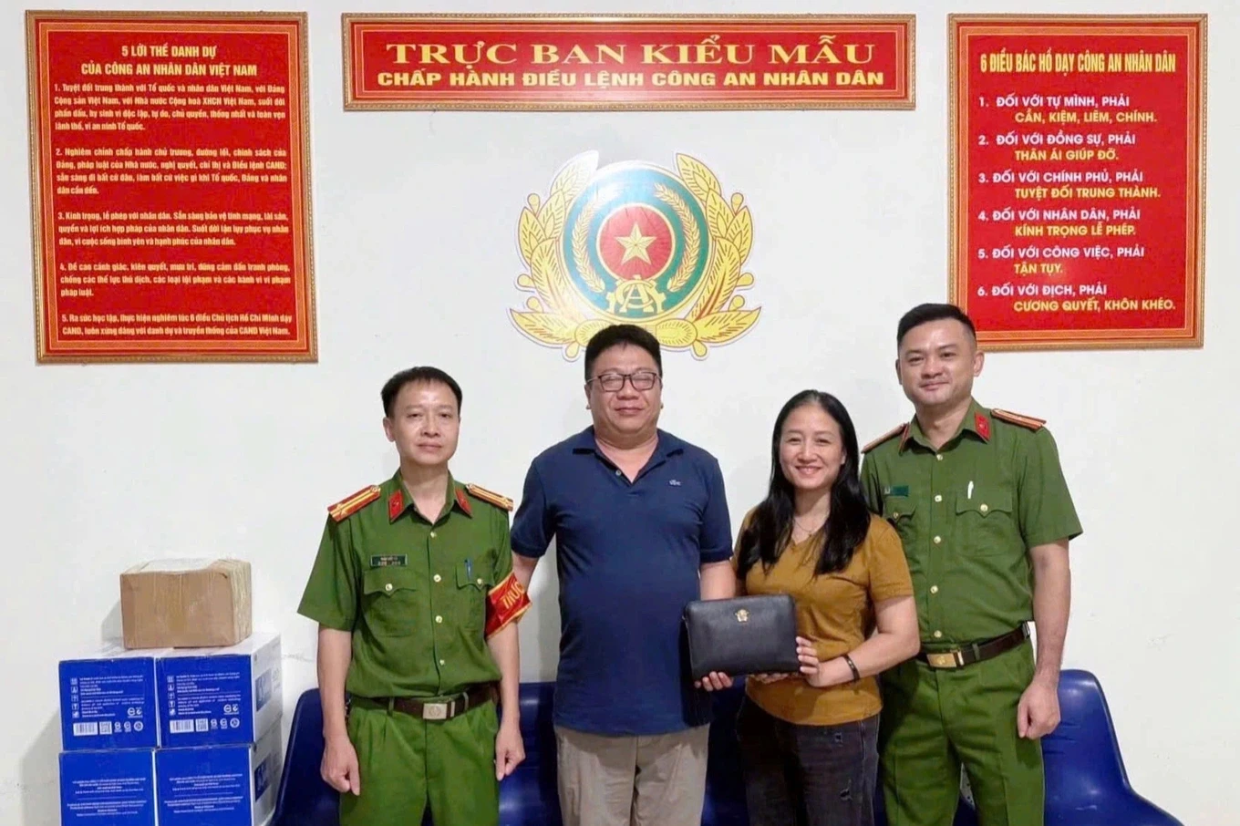 nu-can-bo-cong-an-tra-lai-tai-san-edited-1758872914576-1758881177.webp