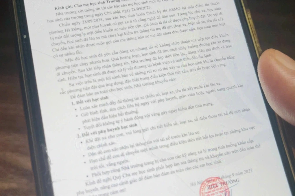 ha-noi-nghi-bi-bat-coc-hoc-sinh-nhay-khoi-xe-om-cong-nghe-1-edited-1759142993842-1759221383.webp
