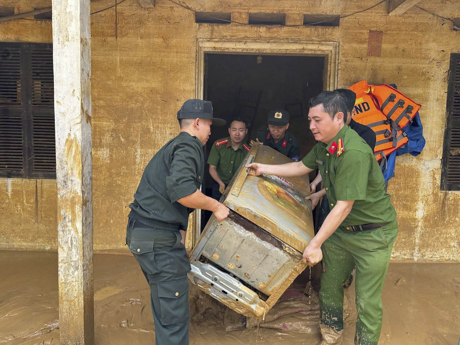 cong-an-ngam-minh-trong-nuoc-4-4073-1759964777.jpg