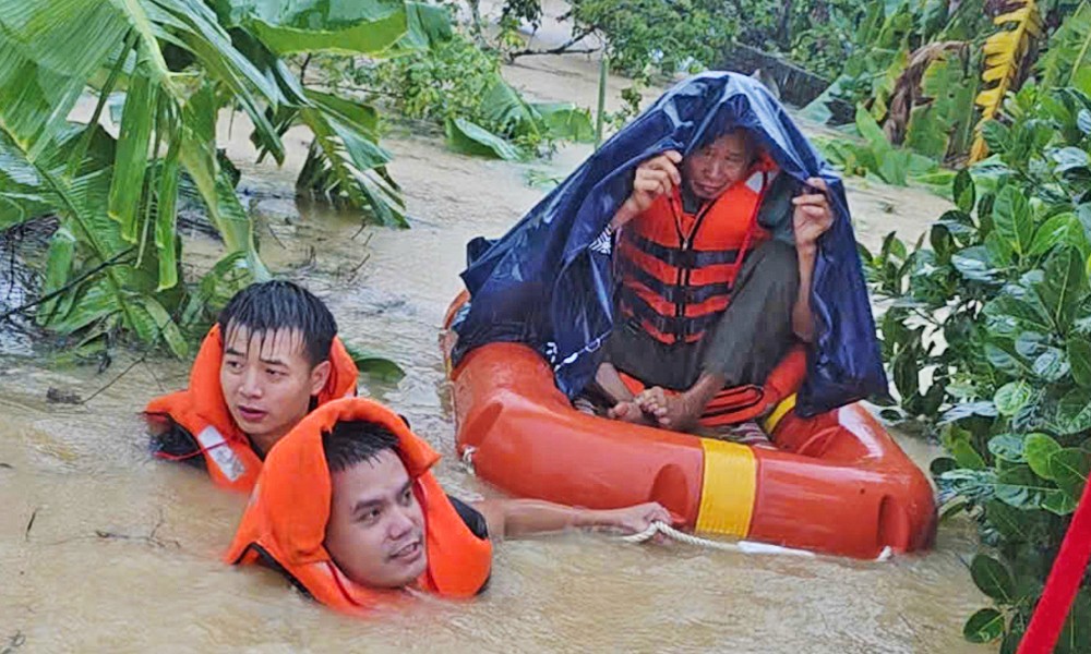 luc-luong-canh-sat-cuu-ho-cuu-nan-dua-nguoi-dan-dong-ky-ra-khoi-khu-vuc-bi-co-lap-4074-1759964776.jpg