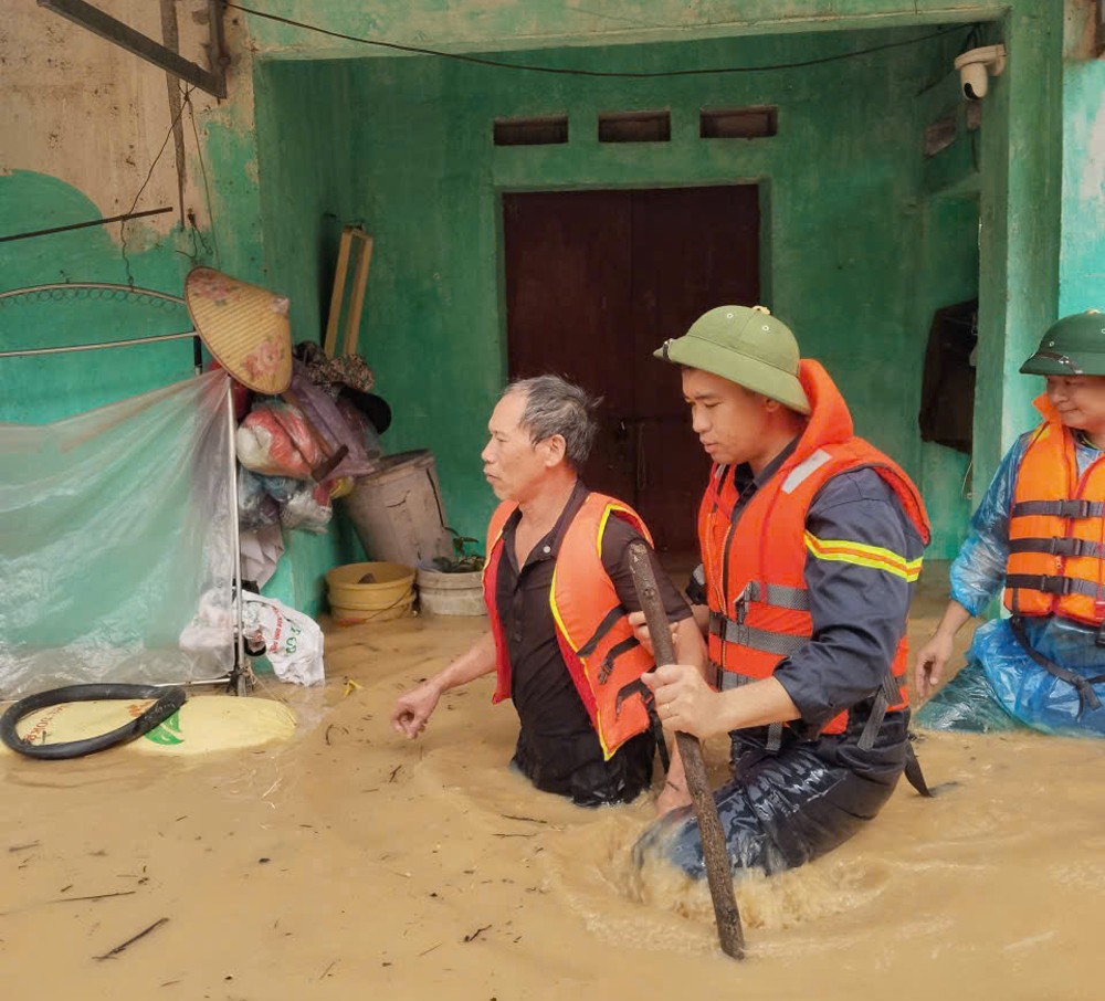 luc-luong-canh-sat-cuu-ho-cuu-nan-ho-tro-nguoi-dan-xa-tien-luc-roi-khu-vuc-nguy-hiem-4079-1759964776.jpg