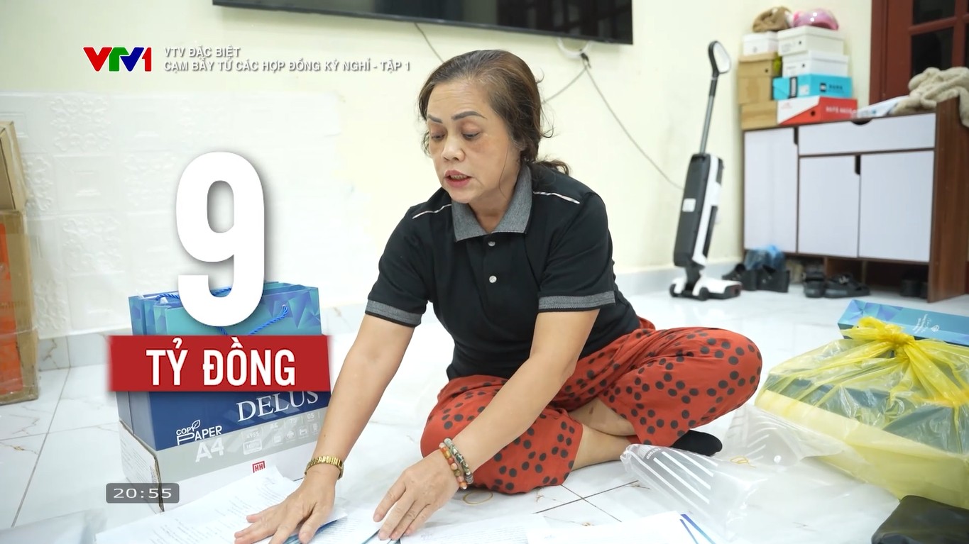 Hình ảnh một người phụ nữ từng bỏ rất nhiều tiền mua các hợp đồng kì nghỉ (Nguồn ảnh: VTV)