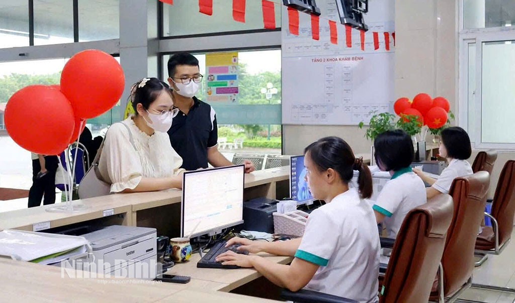 Y tế là một trong những lĩnh vực chiến lược được Ninh Bình ưu tiên hàng đầu trong chính sách thu hút nguồn nhân lực chất lượng cao giai đoạn 2026 - 2030. (Trong ảnh: Đón tiếp người bệnh tại Bệnh viện Sản - Nhi tỉnh Ninh Bình. Ảnh: Phan Hiếu)
