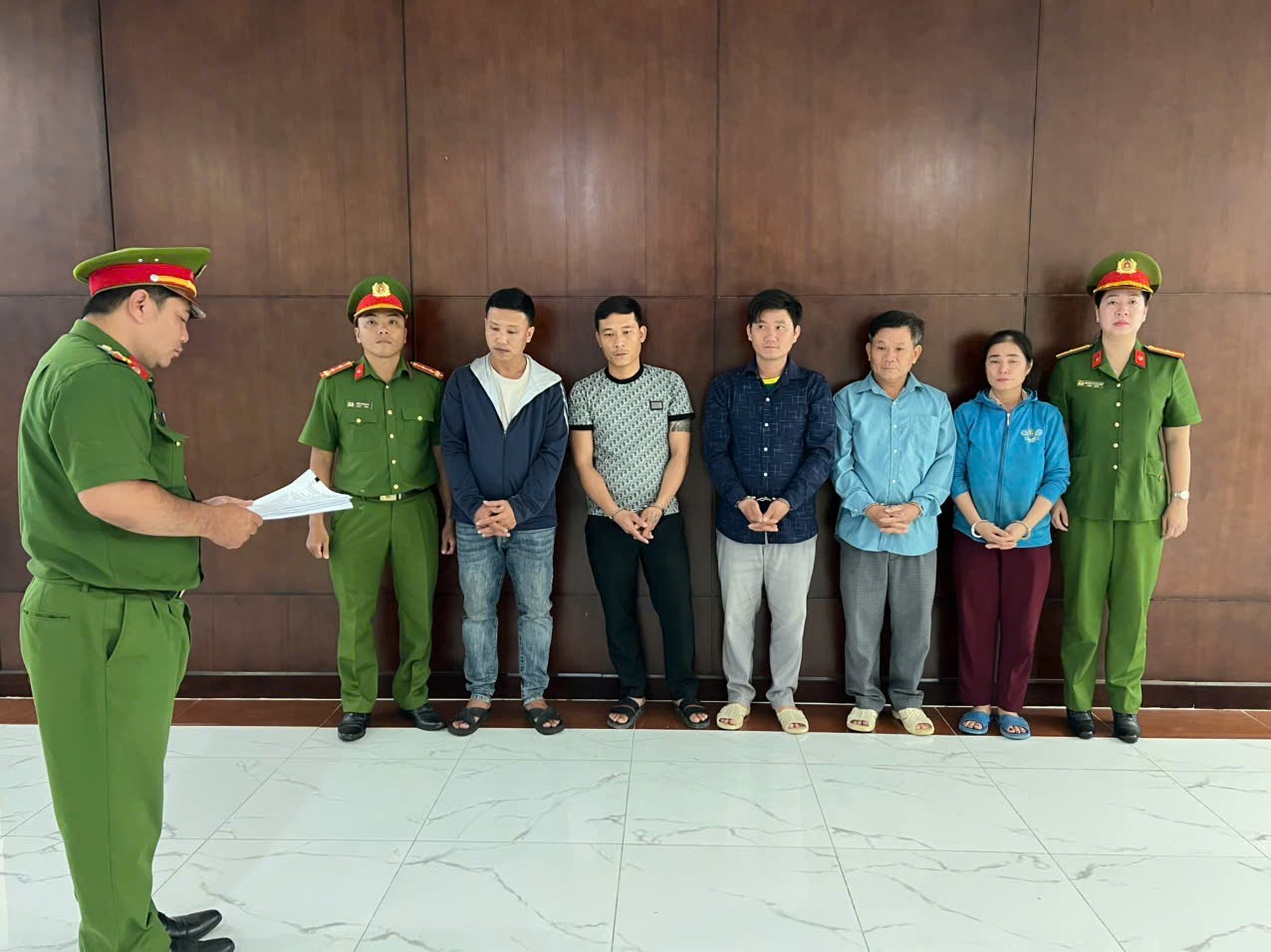 lam-gia-loat-san-pham-gan-nhu-nha-nao-cung-dung-nguyen-van-dai-cung-4-dong-pham-bi-khoi-to-1784261731.jpg