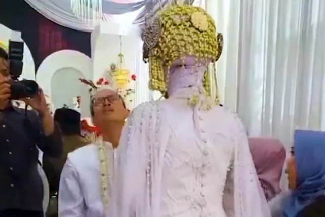 chu-re-ngat-xiu-ngay-khoanh-khac-dau-tien-nhin-thay-co-dau-trong-ngay-cuoi-dspl-1-1784515365.png