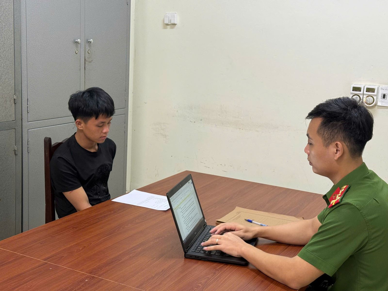 can-bo-phong-canh-sat-hinh-su-lay-loi-khai-doi-tuong-hoang-minh-son-1784704282.jpg