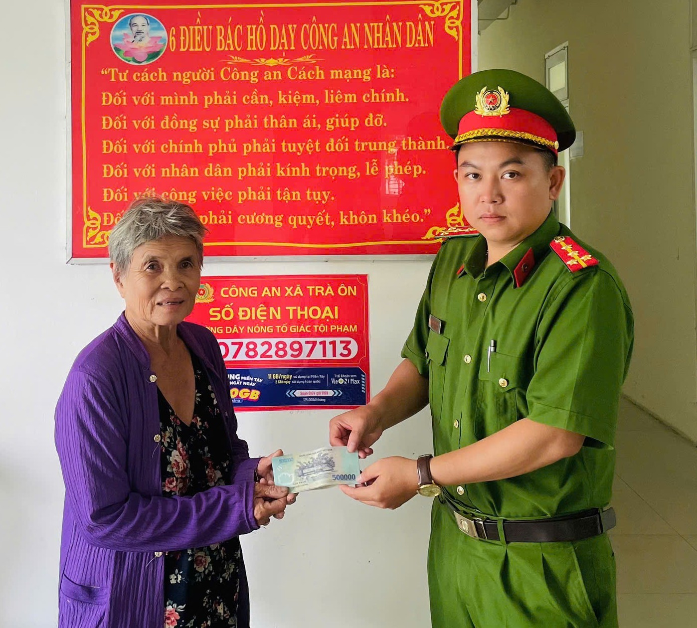 ba-pham-thi-le-ban-giao-so-tien-nhat-duoc-cho-luc-luong-cong-an-1784789401.jpg
