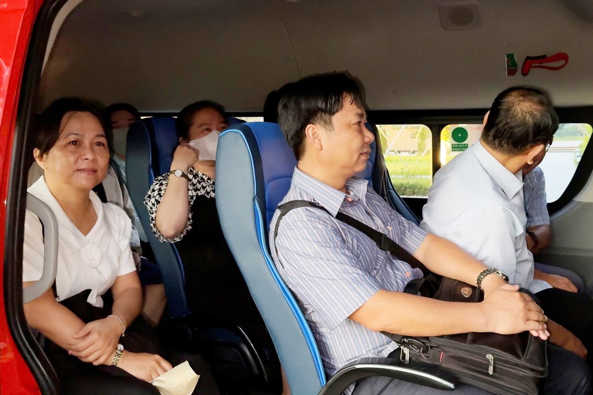 bo-tri-hang-tram-ty-dong-ho-tro-co-o-to-dua-don-can-bo-di-lai-sau-sap-nhap-1384-1785140821.jpg