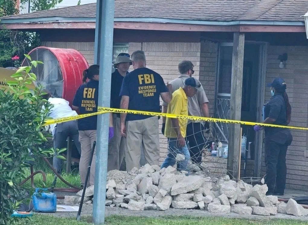 FBI điều tra tại nh&agrave; Terry Rose. Ảnh: KFDM