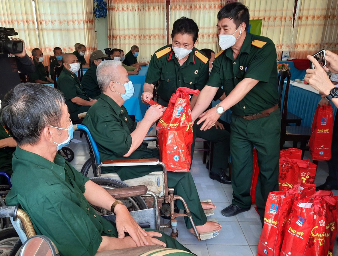 muc-qua-tang-cho-nguoi-co-cong-voi-cach-mang-dip-le-30-4-02-9-nam-2025-2604192550-1785407541.jpg