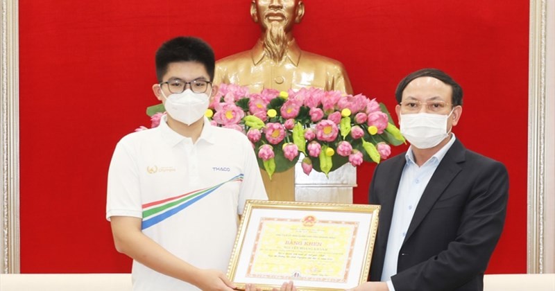 Ông Nguyễn Xuân Ký - Ủy viên Trung ương Đảng, Bí thư Tỉnh ủy, Chủ tịch HĐND tỉnh Quảng Ninh - tặng Bằng khen cho em Nguyễn Hoàng Khánh, nhà Vô địch Olympia năm thứ 21. Ảnh: Đỗ Phương