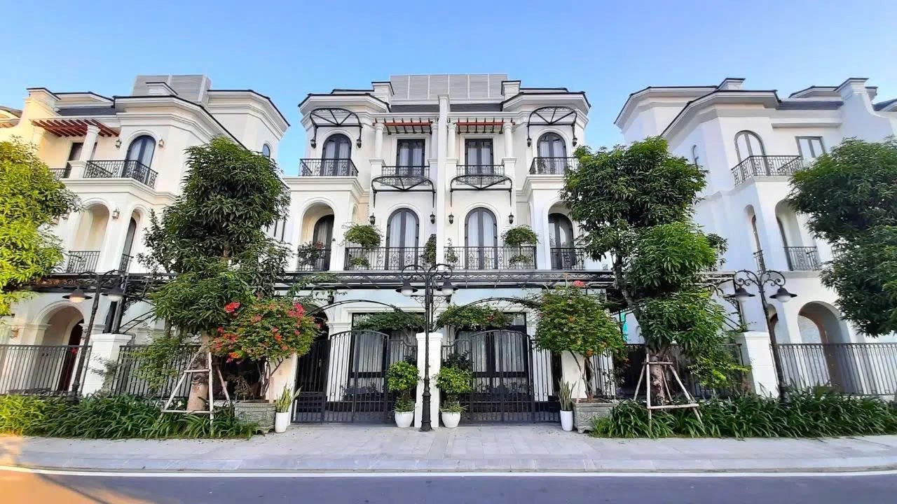 Giá biệt thự tại Vinhomes Ocean Park dao động từ 200 – 300 triệu đồng/m2, tương đương 20 – 50 tỷ đồng/căn tùy diện tích và vị trí.