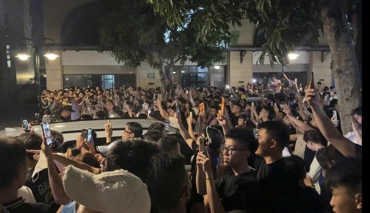 Dòng người chen nhau trước cửa nhà Huấn Hoa Hồng livestream từ chiều đến đêm - Ảnh: HỒNG QUANG