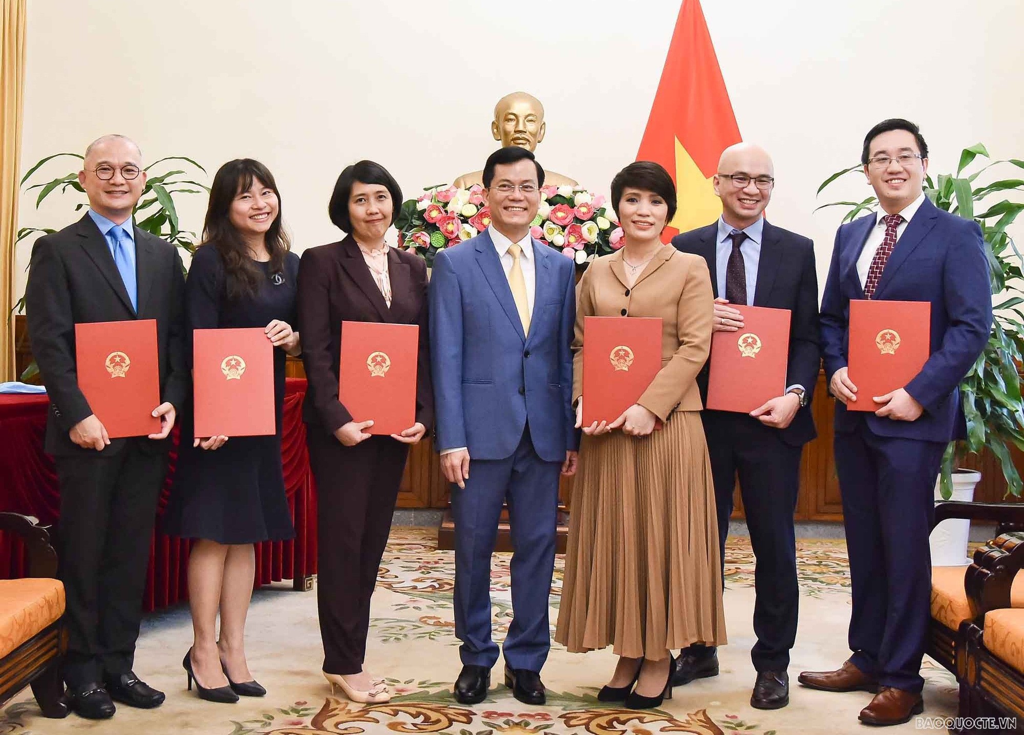 Thứ trưởng Bộ Ngoại giao Hà Kim Ngọc trao quyết định và chúc mừng các cán bộ được điều động, bổ nhiệm giữ chức vụ mới.