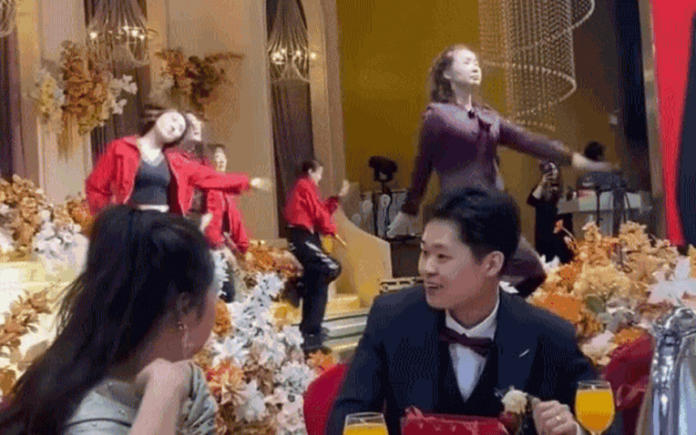 clip-1786089136.gif