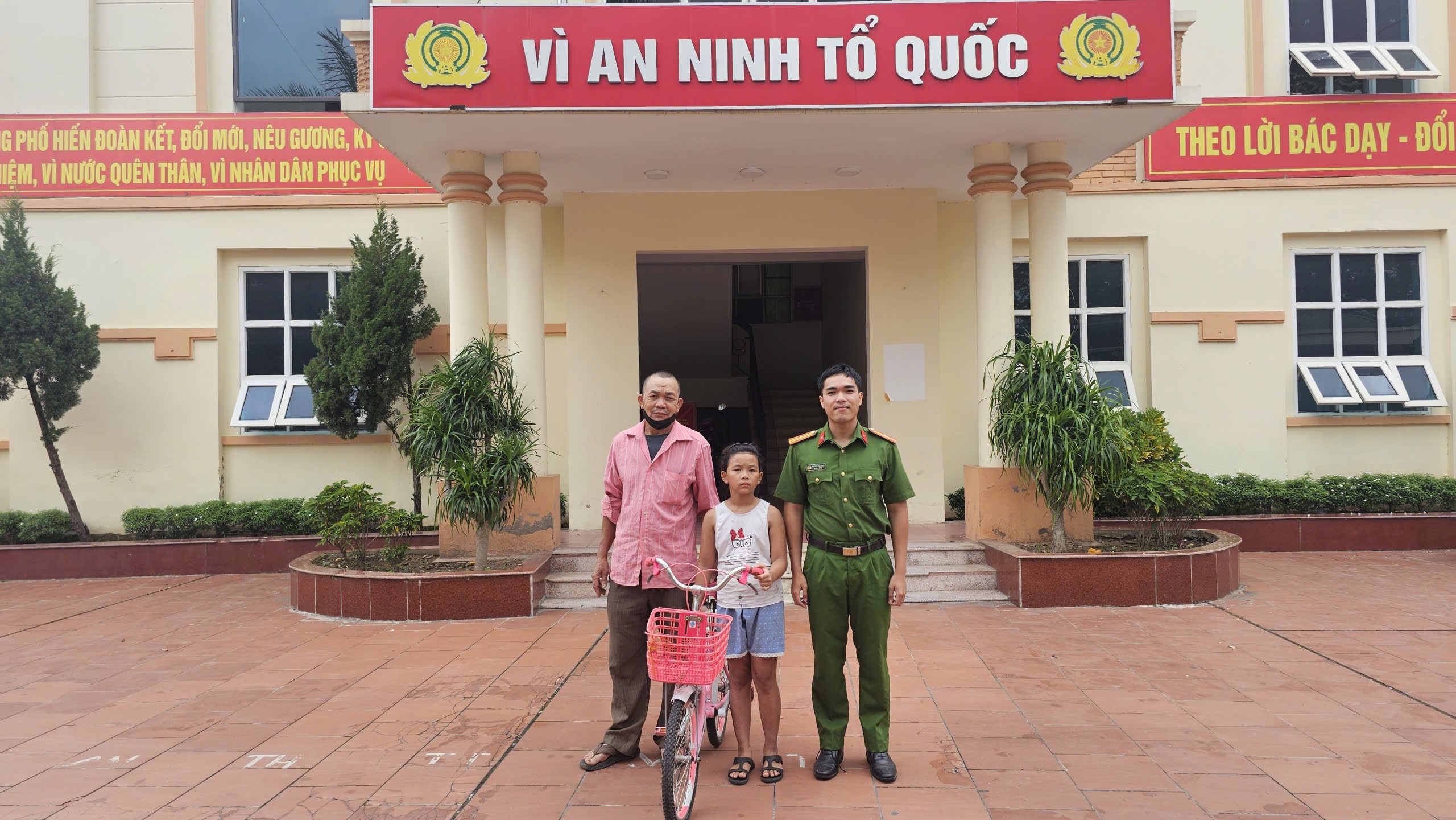 ong-ngoai-don-chau-nhi-tai-tru-so-cong-an-phuong-1786410080.jpg