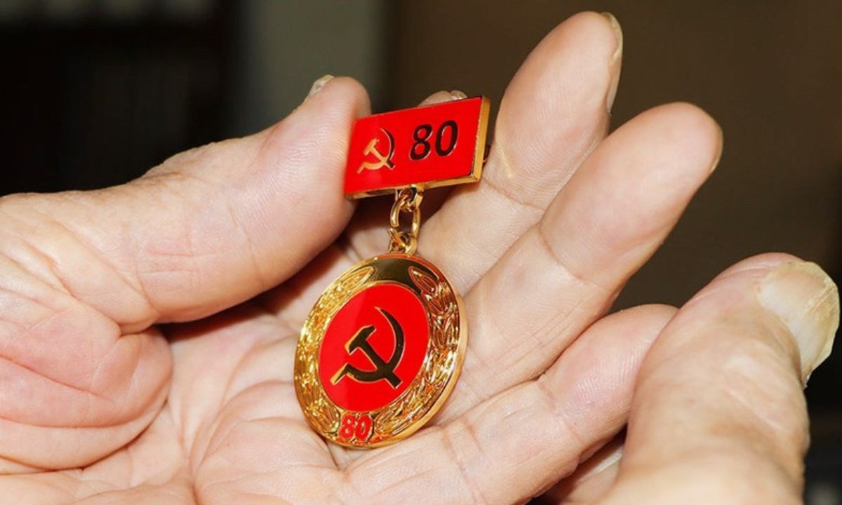 van-phong-trung-uong-dang-chi-tien-thuong-huy-hieu-tu-80-den-95-nam-tuoi-dang-1208131102-1786616943.jpg
