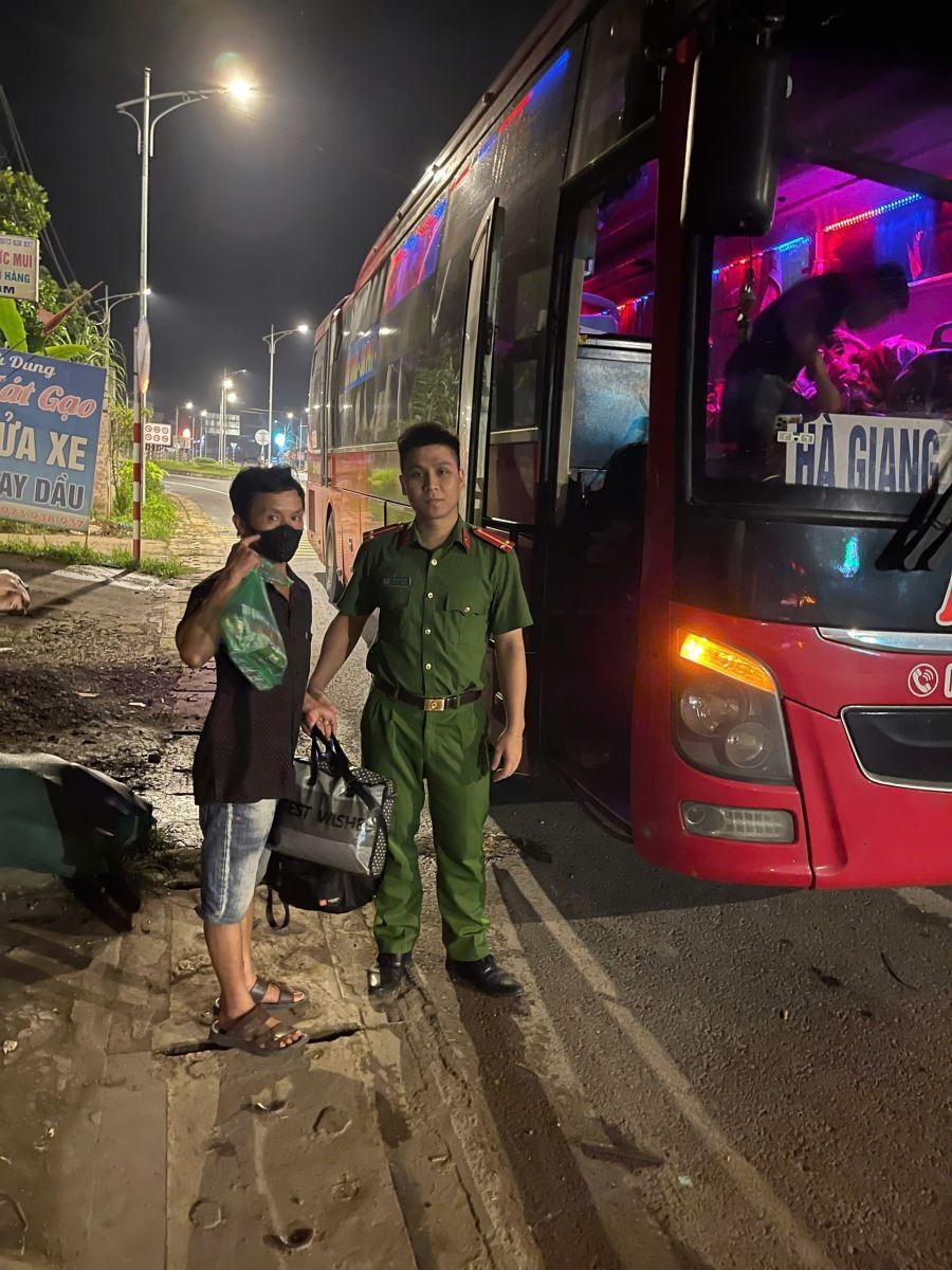 cong-an-xa-tram-than-ho-tro-anh-chiu-di-xe-khach-ve-voi-gia-dinh-an-toan-1786699231.jpg