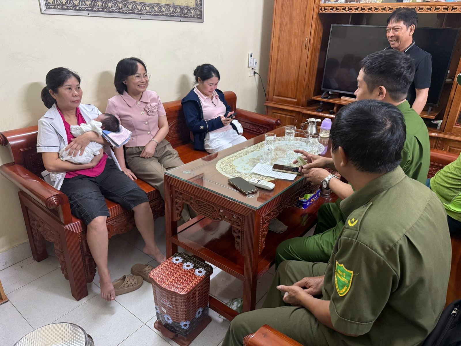 cong-an-xa-phong-van-hoa-lam-viec-ban-giao-chau-be-eb37b02983-1786925841.jpg