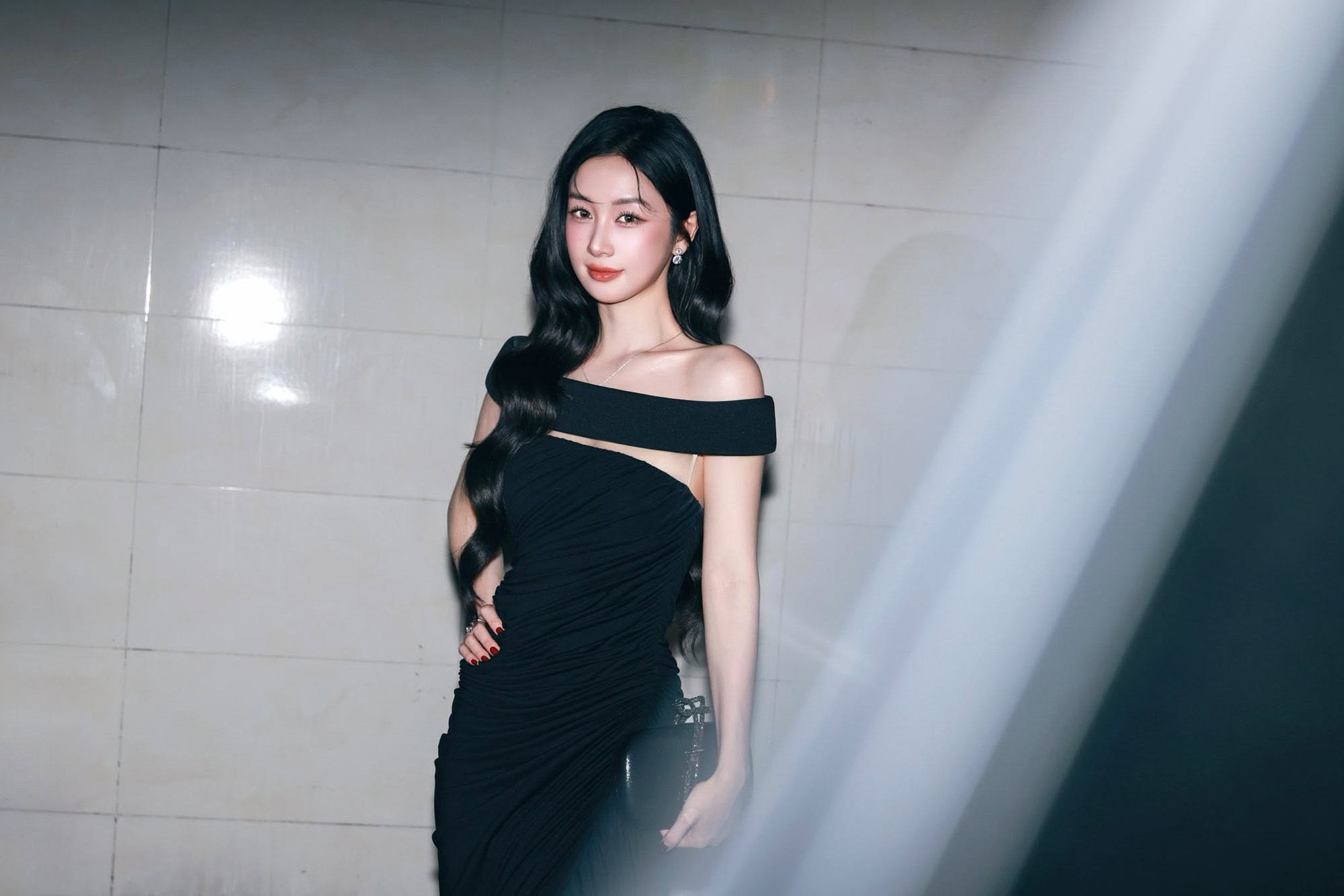 nu-dien-vien-viet-vua-lot-de-cu-guong-mat-dep-nhat-the-gioi-nhan-sac-vi-nhu-angelababy-body-lot-xac-nong-bong-dot-mat-nguoi-nhin-dspl-4-1787236864.png
