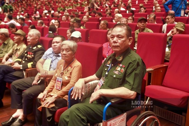 nguoi-co-cong-voi-ca-1787921507.jpg