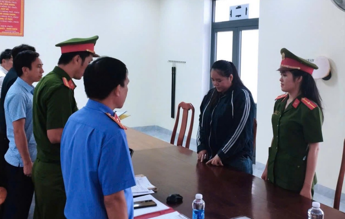 Cơ quan Công an tống đạt quyết định đối với Bùi Thị Diệu My. Ảnh: CA Quảng Ngãi