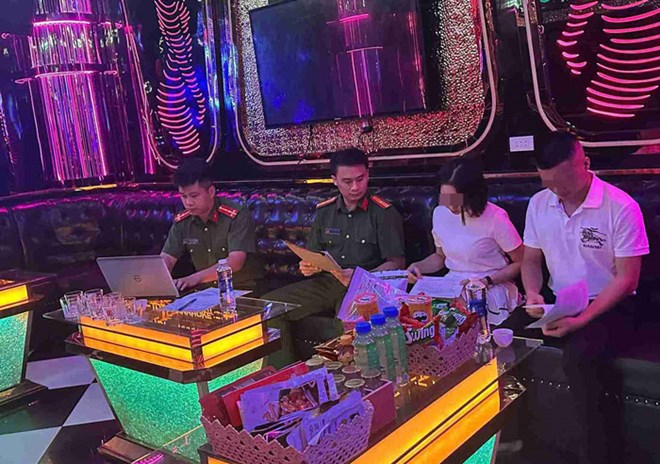 dot-kich-quan-karaoke-o-hung-yen-phat-hien-nhom-nguoi-khong-mac-du-quan-ao-nhay-mua-trong-phong-vip-6-1788958031.png