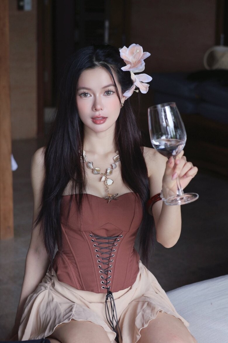 hot-girl-viet-nghien-mac-ho-khoe-da-trang-min-tua-suong-mai-nhan-sac-u30-duoc-dan-mang-vi-nhu-ai-0-6-n-1789542527-953-width780height1170-1789695238.jpg