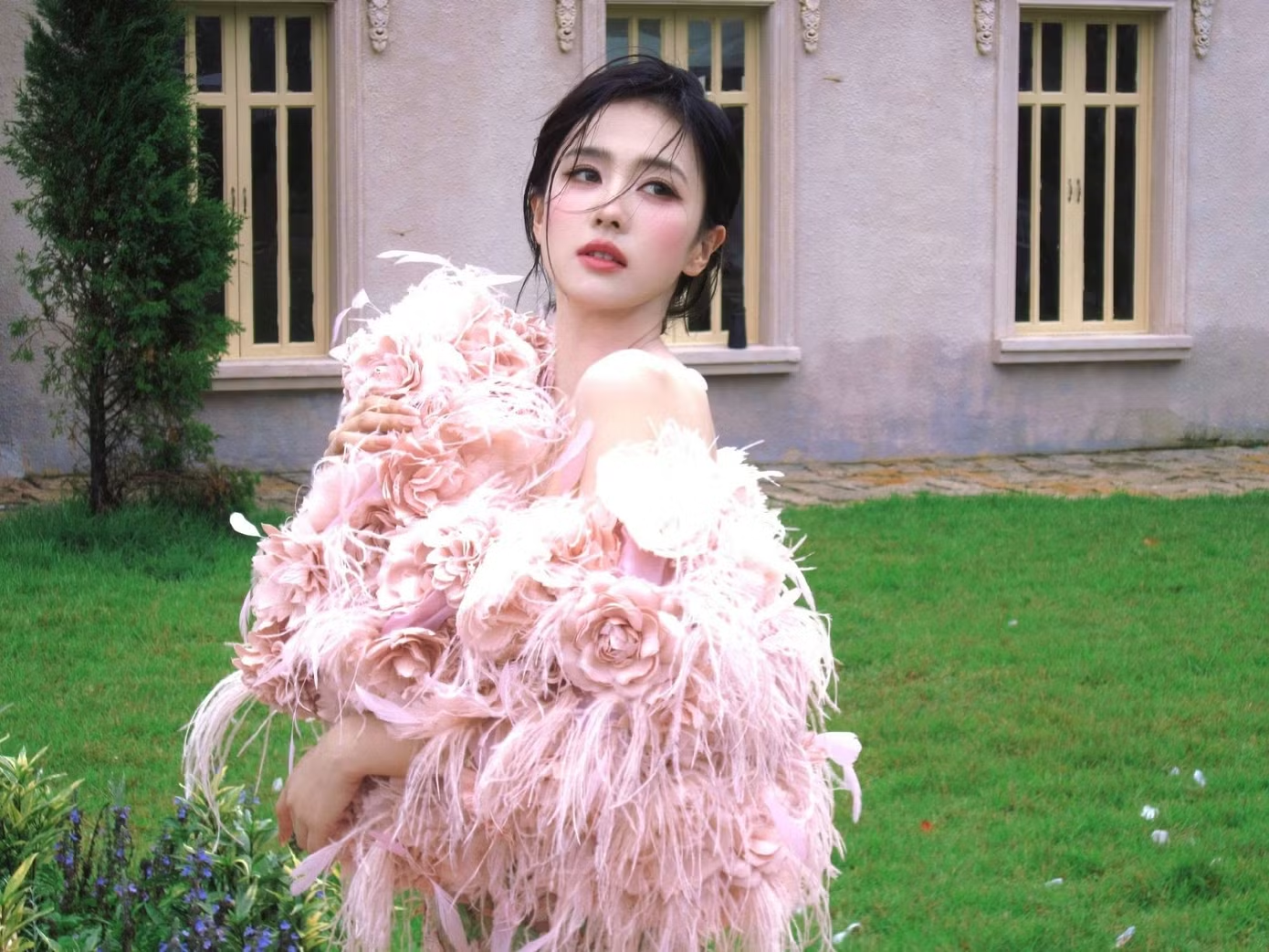 my-nhan-showbiz-chi-tien-ty-mua-iphone-18-pro-max-tang-nhan-vien-la-ai-dspl-2-1790051698.png