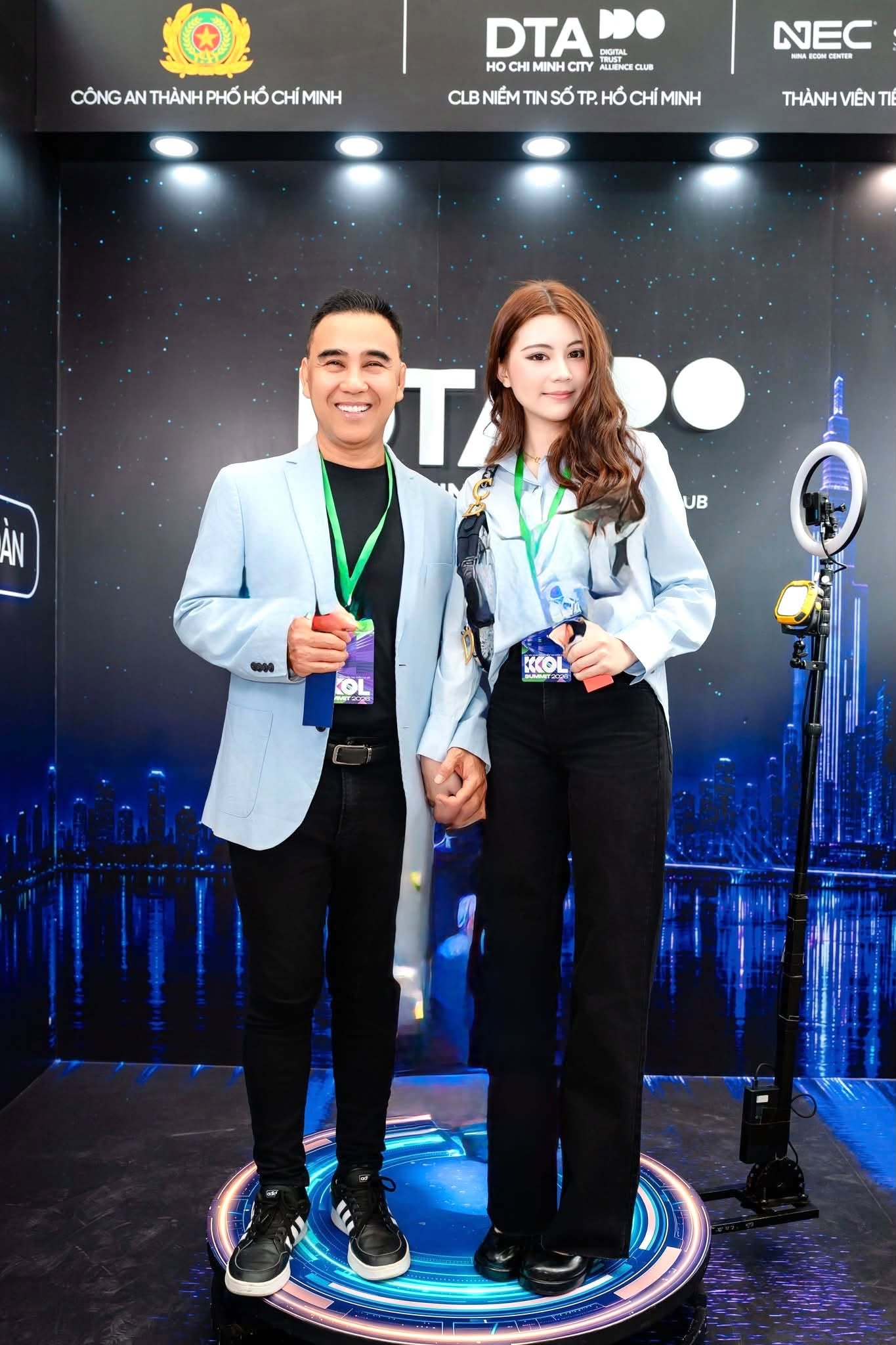 ai-nu-ut-nha-quyen-linh-1790235631.png