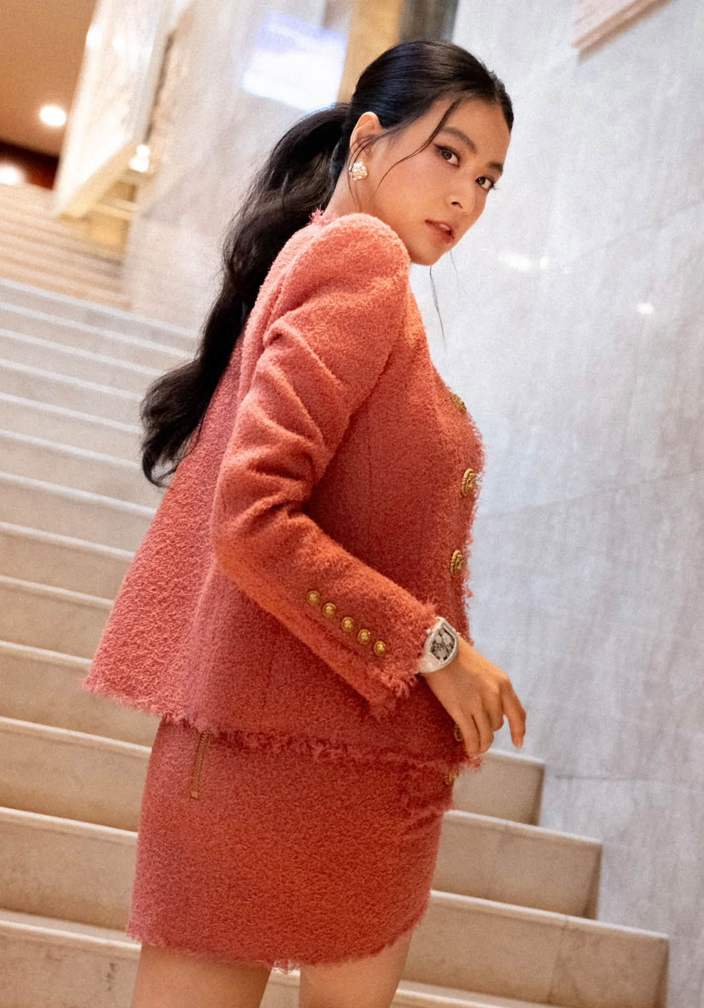 hoang-thuiy-linh-3-1790409047.png