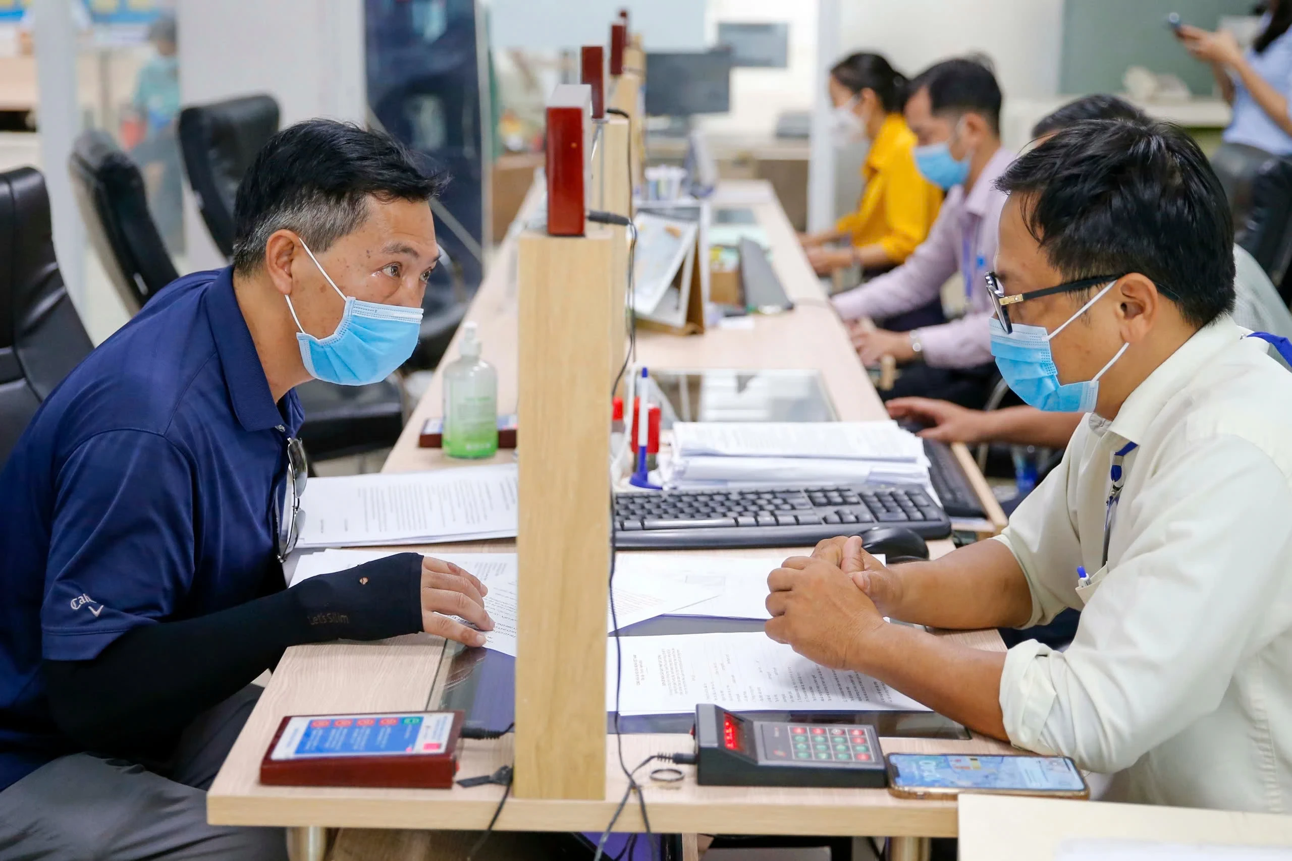 cong-chuc-van-phong-ubnd-quan-3-tphcm-nhat-thinh-17351232466011817082271-1790991213.webp