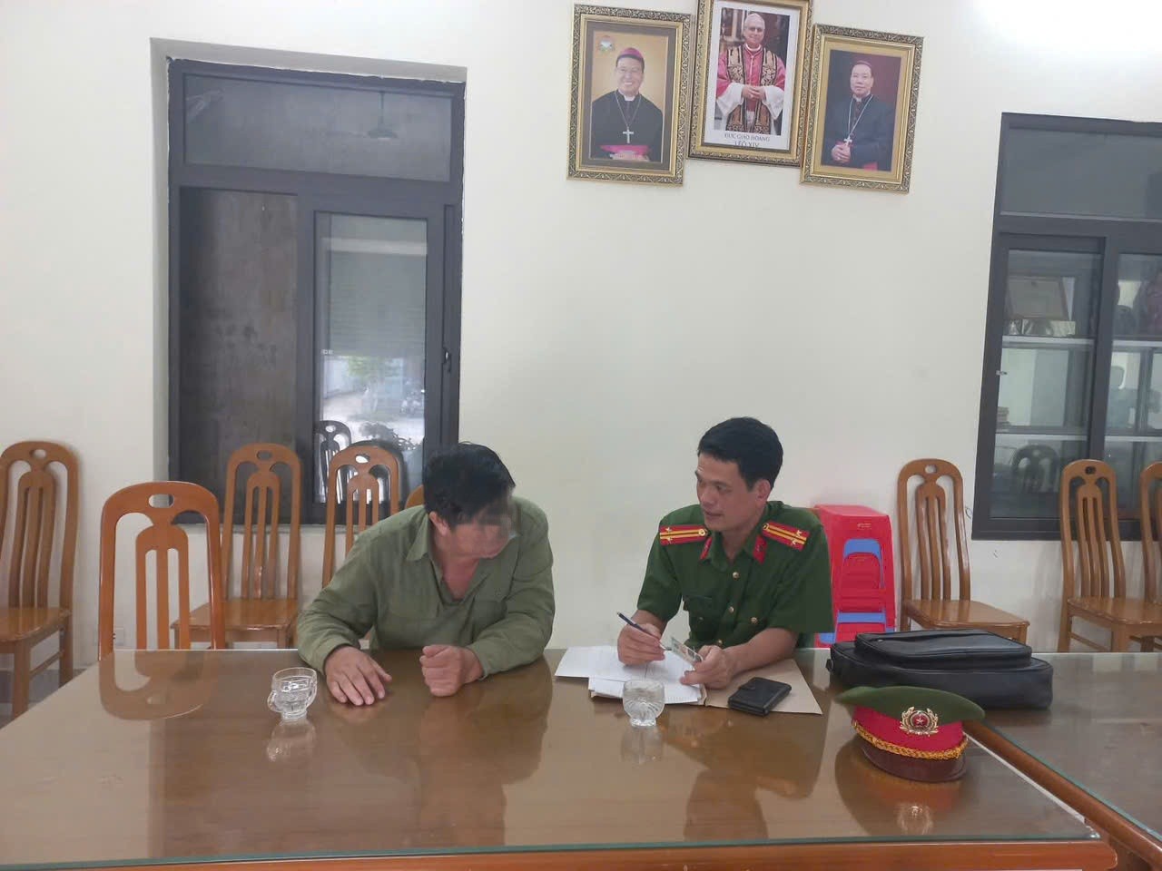 hinh-anh-chien-sy-cong-an-phuong-tuyen-truyen-giai-thich-hanh-vi-lua-dao-1791161604.jpg