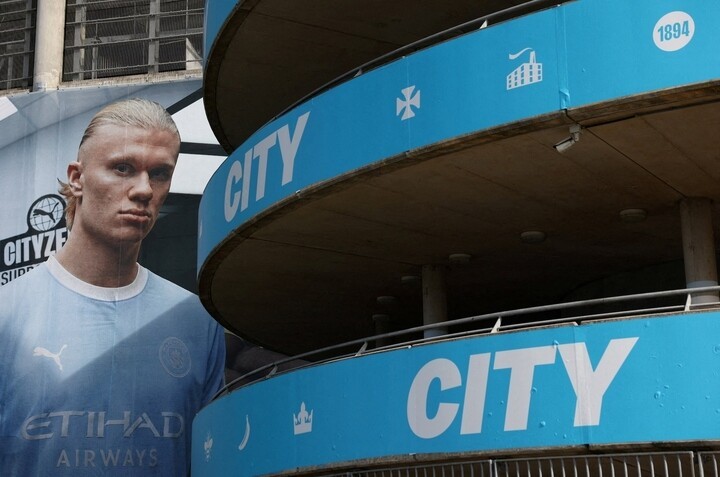 giua-be-boi-gian-lan-hang-tram-trieu-bang-pep-guardiola-tro-lai-etihad-sat-canh-cung-man-city-1-1791443384.jpg