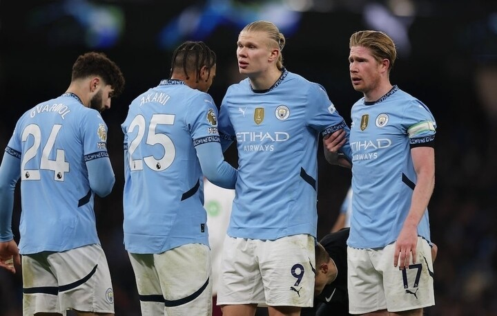 giua-be-boi-gian-lan-hang-tram-trieu-bang-pep-guardiola-tro-lai-etihad-sat-canh-cung-man-city-3-1791443384.jpg