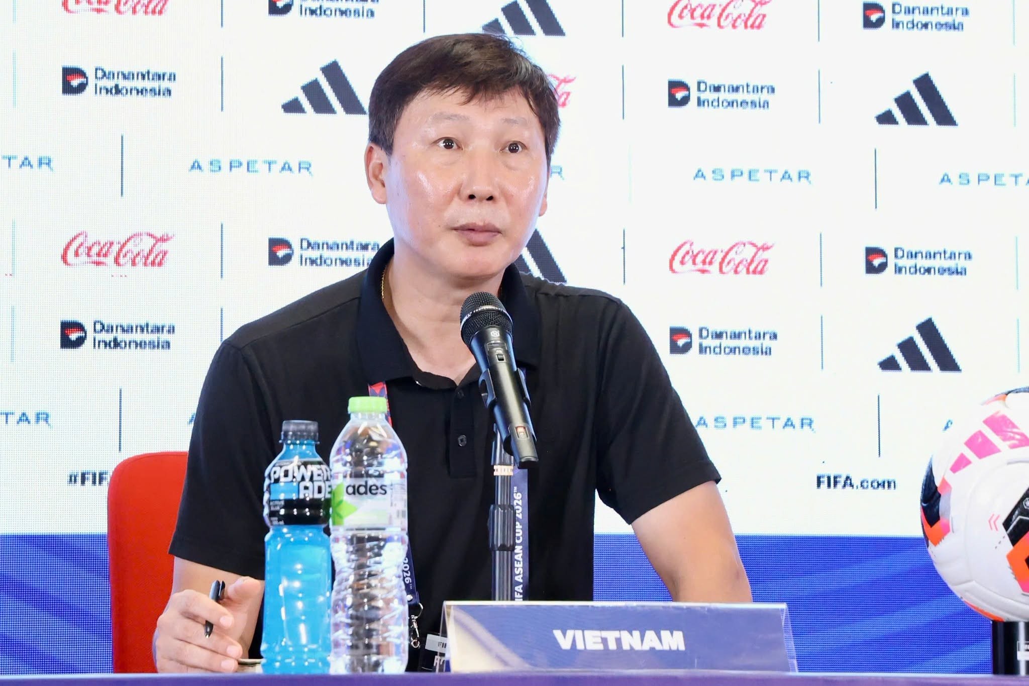 sau-that-bai-o-fifa-asean-cup-2026-vff-chinh-thuc-chot-tuong-lai-hlv-kim-sang-sik-2-1791444308.jpeg
