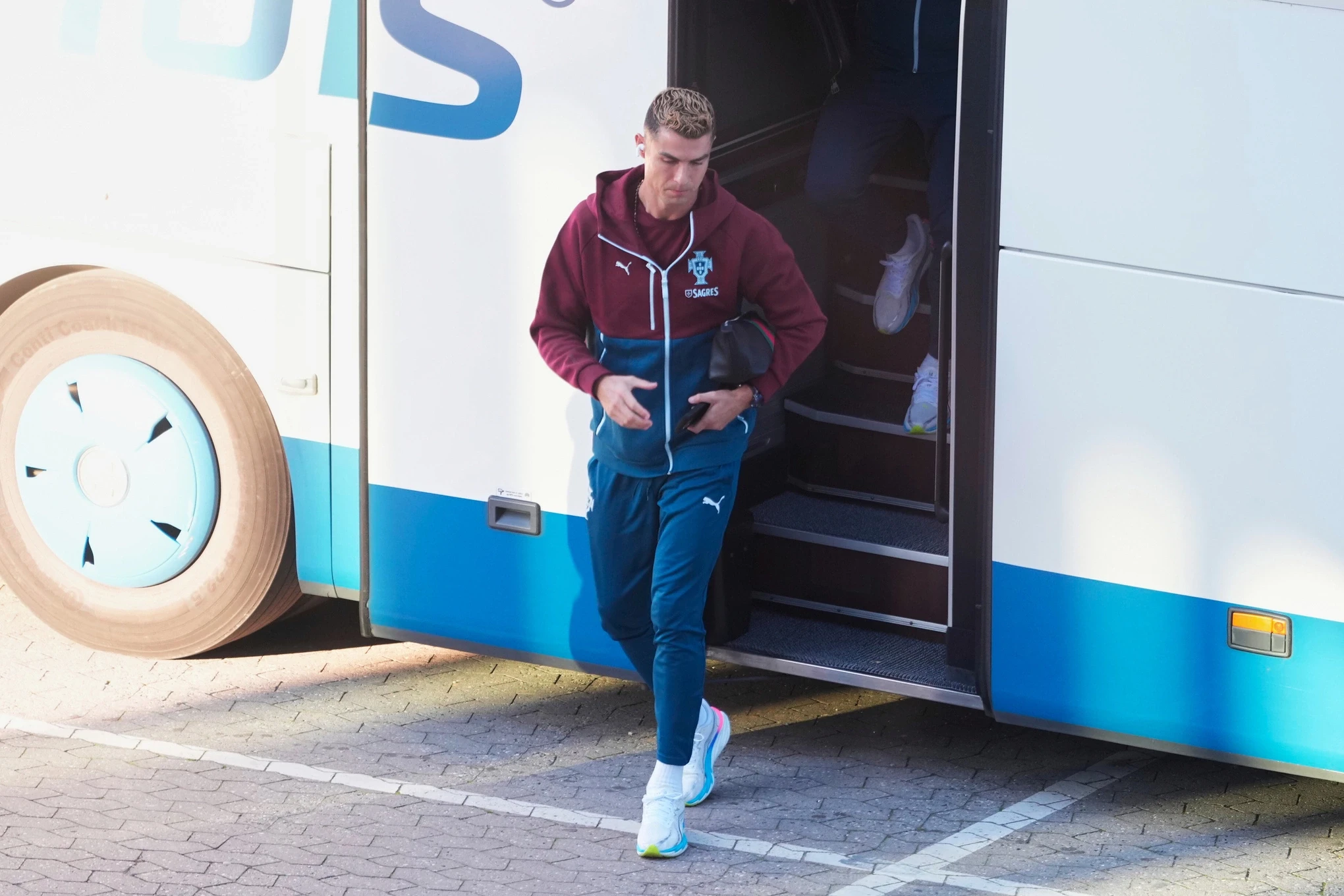 ronaldo-roi-bo-dao-nha-trong-cay-dang-kich-ban-toi-te-da-duoc-du-bao-tu-mua-he-2018-4-1791519207.webp