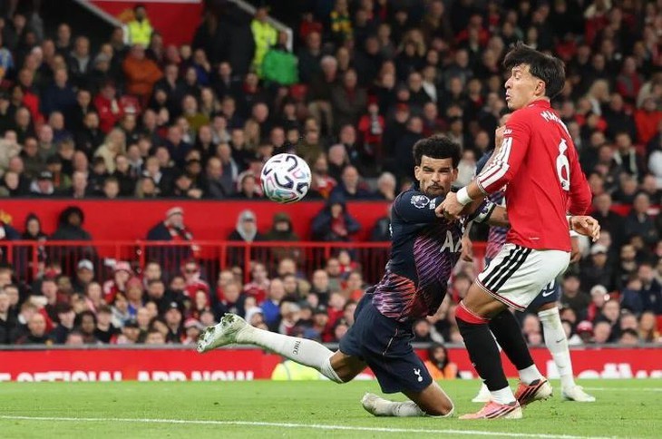 hoa-dau-tottenham-du-da-hon-nguoi-man-utd-cham-day-40-nam-hlv-carrick-dem-ngay-roi-old-trafford-1-1791713680.jpg