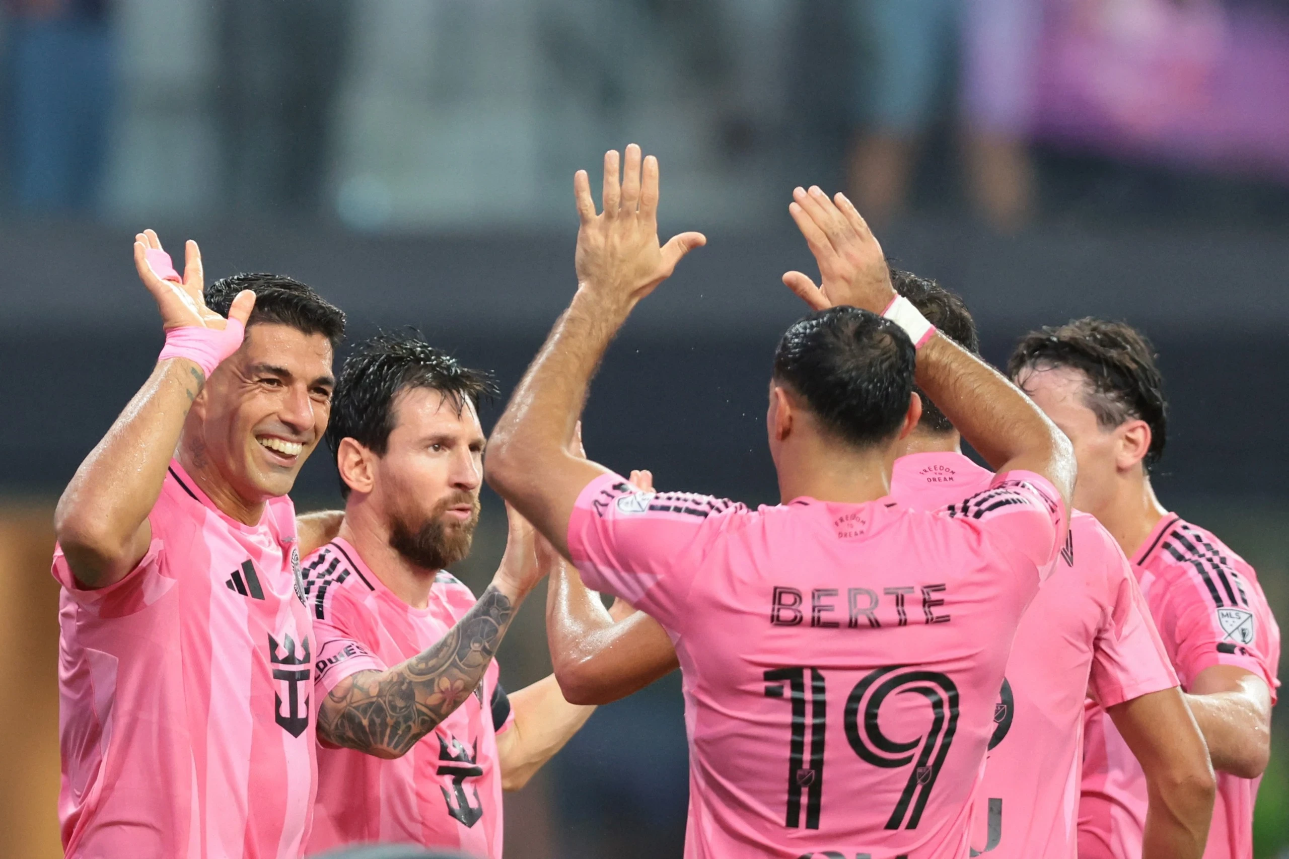 roi-dt-argentina-messi-lap-cu-dup-dua-inter-miami-len-dinh-va-can-moc-934-ban-thang-2-1791712313.webp