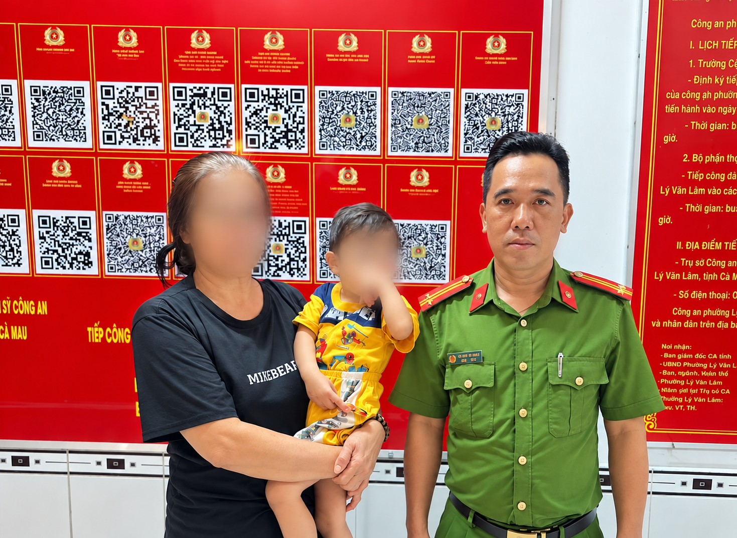 photo-library-20261012204559-da0dc794-c626-4d19-8c6f-260a51d57138-cong-an-phuong-ly-van-lam-trao-tra-chau-be-cho-gia-inh-1791959794.png