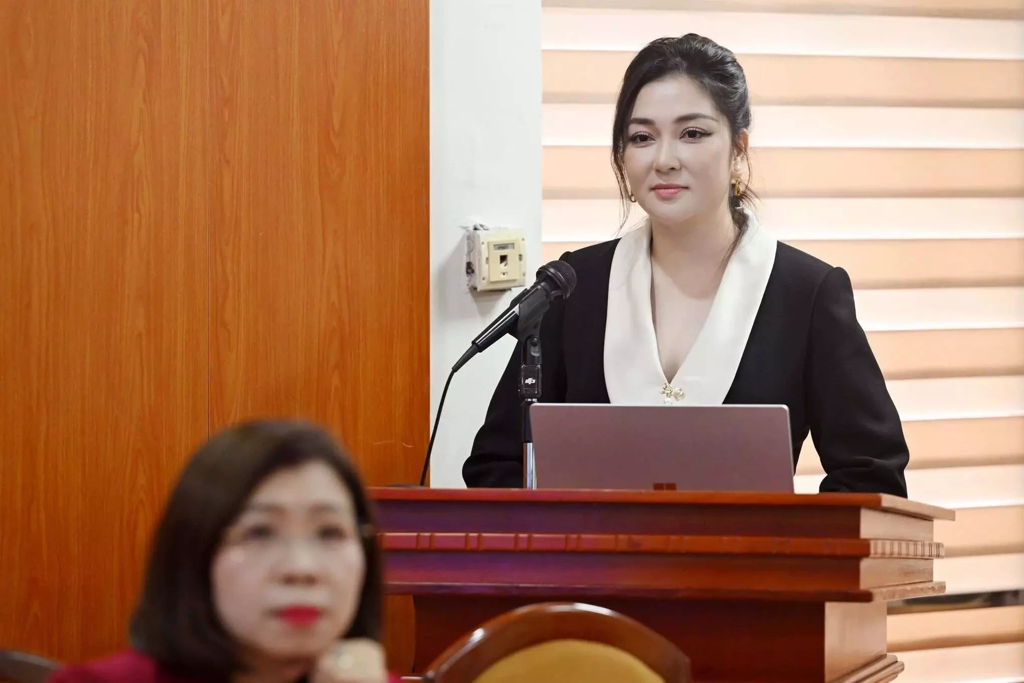 roi-xa-hao-quang-showbiz-hoa-hau-tung-song-trong-nha-mai-la-nay-o-biet-thu-ha-noi-vua-nhan-bang-tien-si-1-1792030978.webp